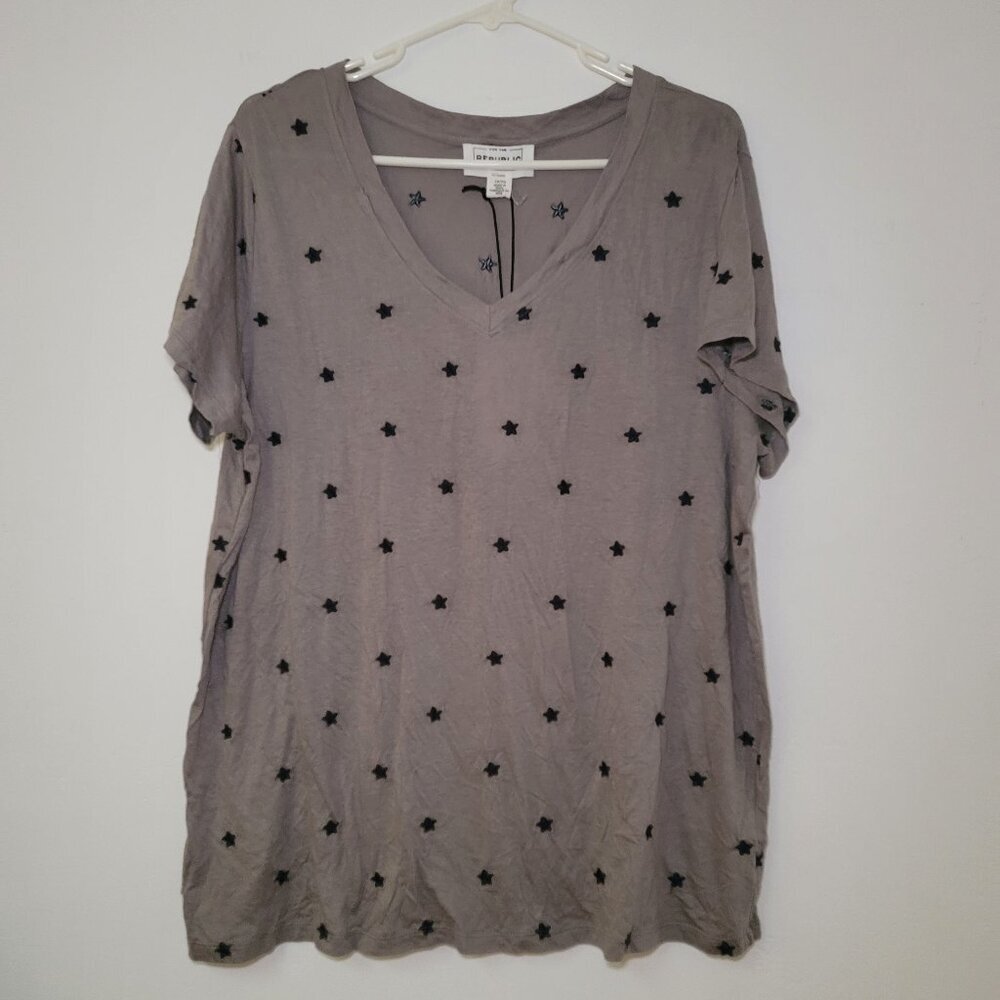 🆕 For The Republic Gray Short Sleeve T-Shirt w/ Blue Embroidered Stars, Size 1X